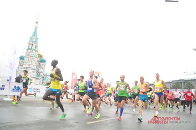 В Омске на марафоне состязаются бегуны из разных стран.