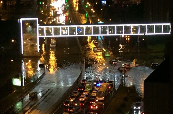 Не все водители машин рисковали проехать по затопленным дорогам