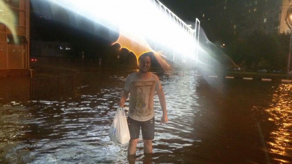 Видно, что вода за такое короткое время достигла отметки около 40 см