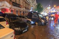 Нагромождение машин на проспекте Будённовский в Ростове-на-Дону после аномального ливня 30 июня.