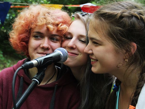 Девочки из Тольятти знакомятся с микрофоном.