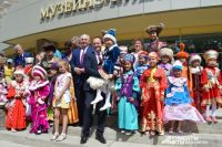 Министр культуры России Владимир  Мединский не смог удержаться от обаяния юных жителей Хакасии.