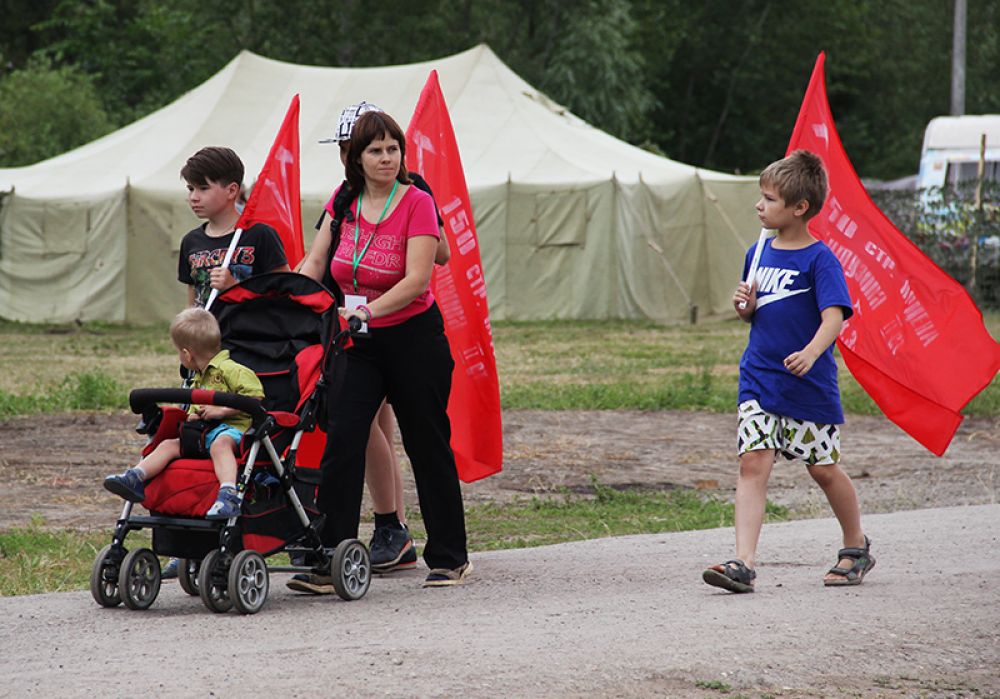 В условленном месте волонтёры раздавали народу красные знамёна.