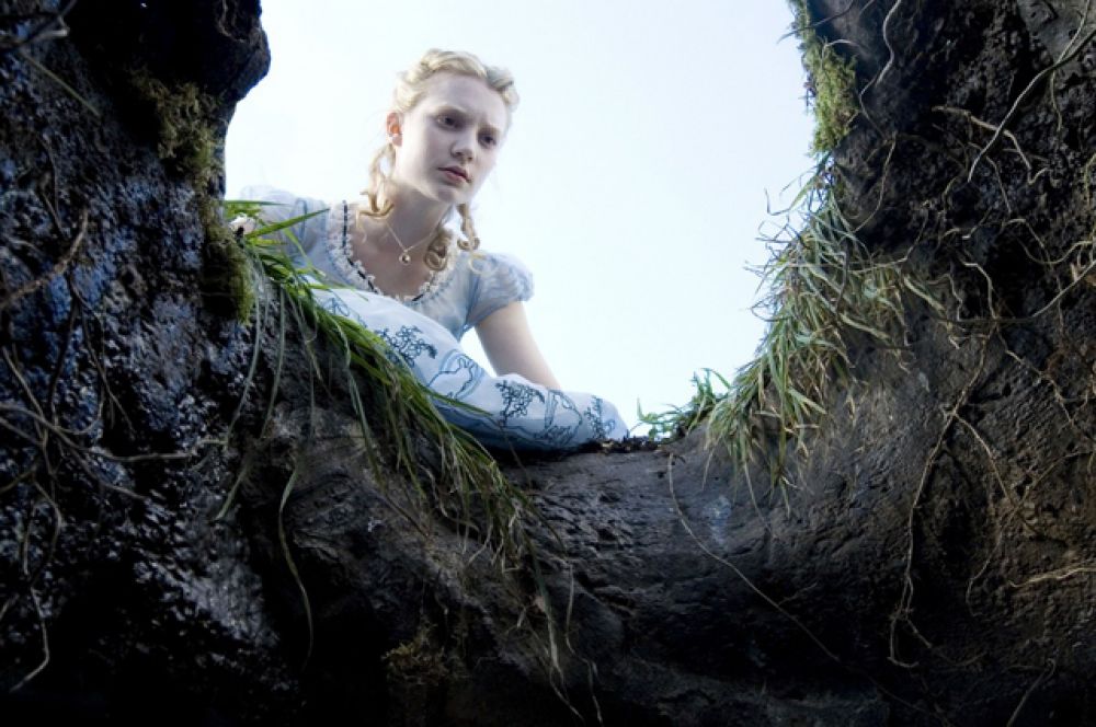 В 2010-м на экраны вышла «Алиса» Тима Бёртона. В этом фильме Алисе уже 19 лет. Случайным образом она возвращается в Страну чудес, где она была 13 лет назад.
