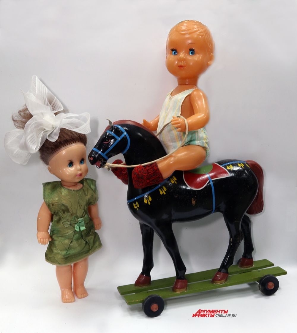 Лошадь и куклы Маша и Ваня