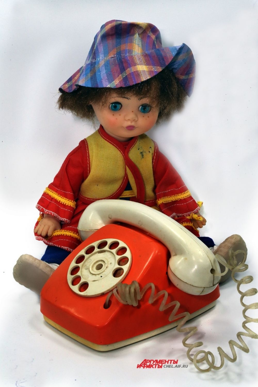 Кукла литовец и телефон