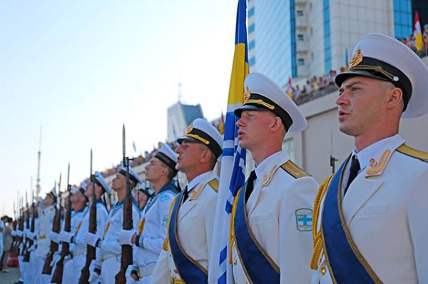 Построение моряков на праздновании дня ВМС Украины
