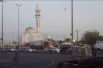 Террористу-смертнику не удалось проникнуть на территорию мечети во время вечерней молитвы, взрыв произошел возле автомобильной стоянки, где также находились сотрудники сил безопасности.