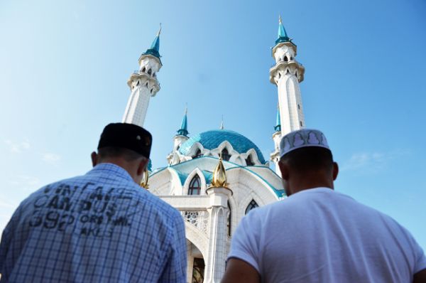Мусульмане перед намазом в день праздника Ураза-байрам у мечети Кул Шариф в Казани.
