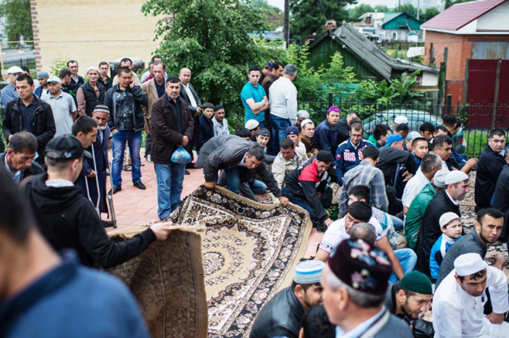Мусульмане перед намазом в день праздника Ураза-байрам в Сибирской соборной мечети в Омске.