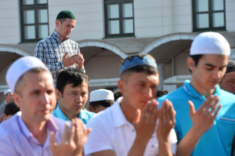 Мусульмане перед намазом в день праздника Ураза-байрам у мечети Кул Шариф в Казани.