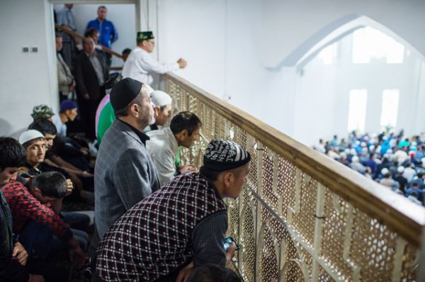 Мусульмане перед намазом в день праздника Ураза-байрам в Сибирской соборной мечети в Омске.