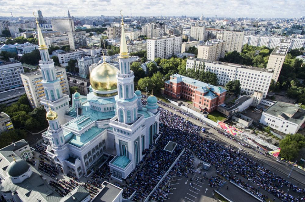 Мусульмане перед намазом в день праздника Ураза-байрам у Соборной мечети в Москве.