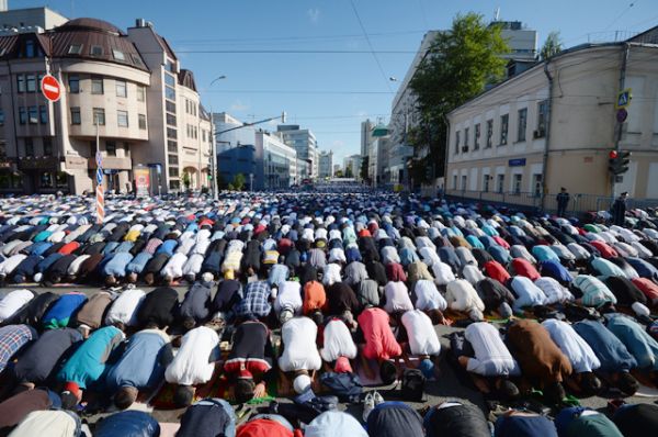 Мусульмане перед намазом в день праздника Ураза-байрам у Соборной мечети в Москве.