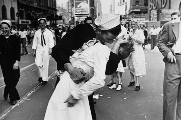 Поцелуй на фотографии Альфреда Эйзенштадта, на которой запечатлён американский моряк Гленн Макдаффи и медсестра Эдит Шейн в День Победы над Японией 14 августа 1945 года на Таймс-сквер в Нью-Йорке.