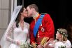 Поцелуй принца Уильяма и Кейт, герцогини Кэмбриджской, на балконе Букингемского дворца после свадебной церемонии 29 апреля 2011 года. 