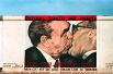 «Братский поцелуй» Леонида Брежнева и Эриха Хонеккера – граффити Дмитрия Врубеля – одно из самых известных на Берлинской стене. 
