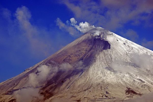 На вулкане фиксируются пепловые выбросы до 8 километров над уровнем моря. 
