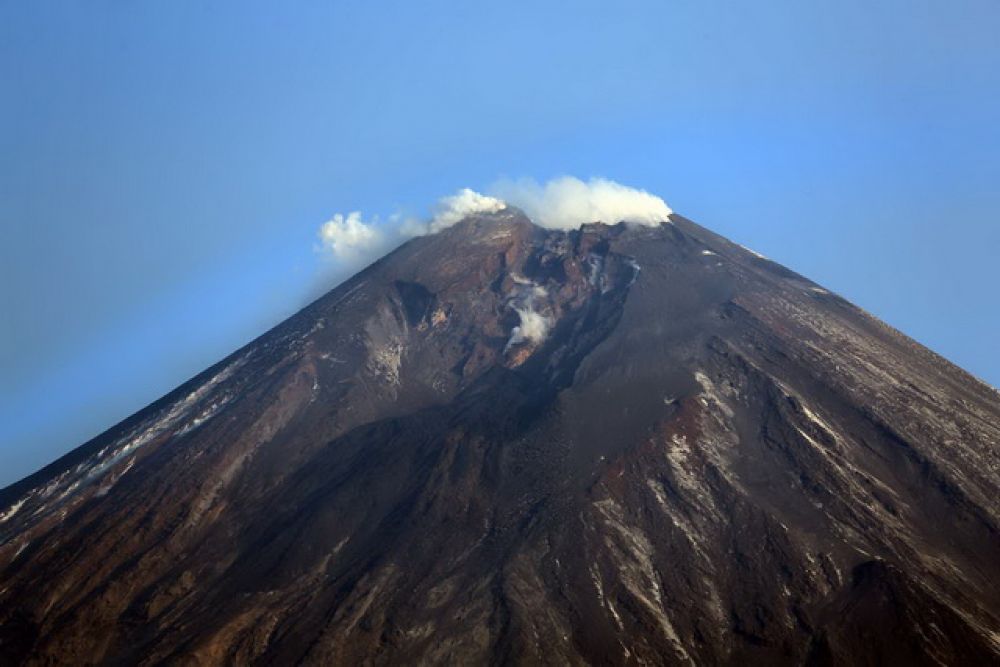 Спасатели рекомендуют туристам воздержаться от посещения окрестностей извергающегося вулкана Ключевской.