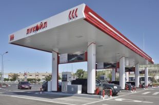 Стоимость топлива складывается из многих факторов, и нефть играет в них далеко не первую роль.