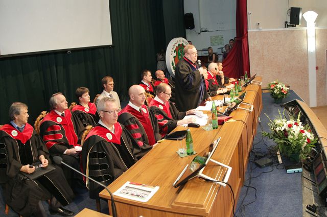 Красные дипломы отличникам по традиции вручает ректор университета.	