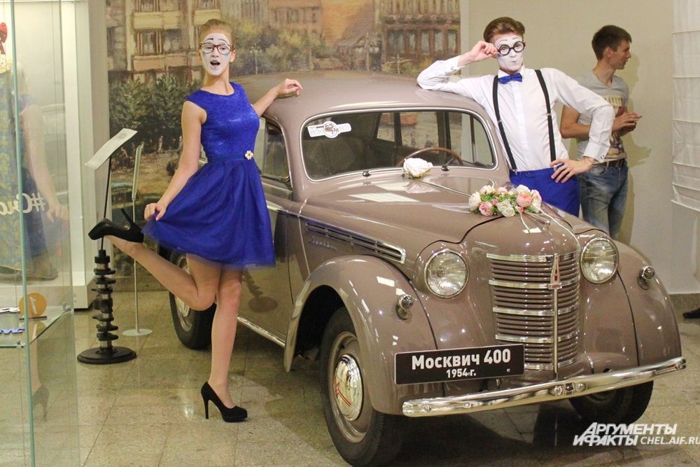 Украшенный для свадьбы автомобиль Москвич М-400 1952 г. выпуска.