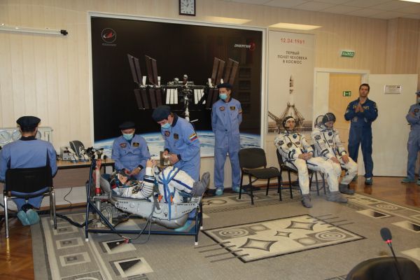 В основном экипаже есть женщина - микробиолог из США Кэтлин Рубинс (на фото её готовят). Это её первый полёт в космос. 