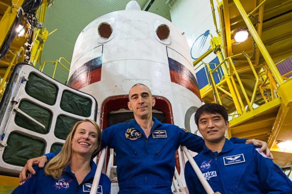 В составе экипажа иркутянин Анатолий Иванишин, астронавт НАСА Кэтлин Рубинс (США) и астронавт Джакса Такуя Ониши (Япония). 