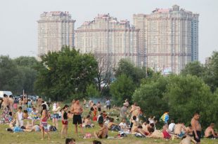 Москвичи отдыхают на пляже в московском районе Строгино.