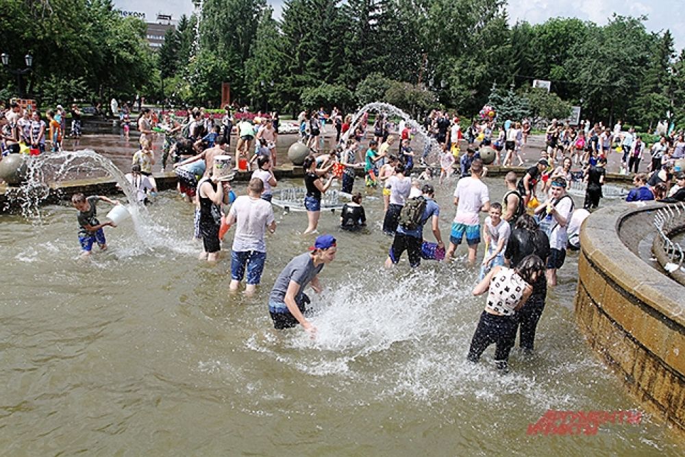 Желающих залезть в фонтан было много.