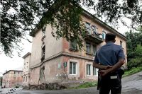 Дом №5 по улице Руднева во Владивостоке, официально признанный аварийным, но не расселенный, дал трещину. 