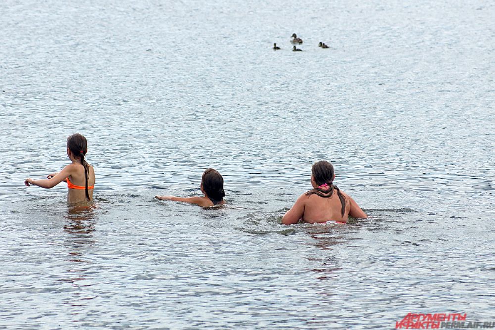 Однако детвора не брезгует окунуться в водицу.