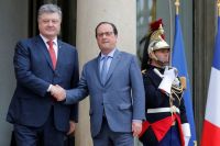 Президент Франции Франсуа Олланд приветствует президента Украины Петра Порошенко перед началом встречи в Елисейском дворце в Париже.