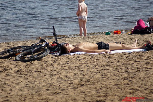 На пляже можно заметить много велосипедистов. 