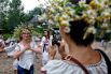 Женщины обожают плести венки из полевых цветов, особенно когда есть такой повод