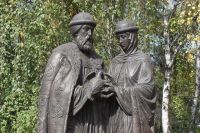 Памятников Петру и Февронии в России несколько десятков.