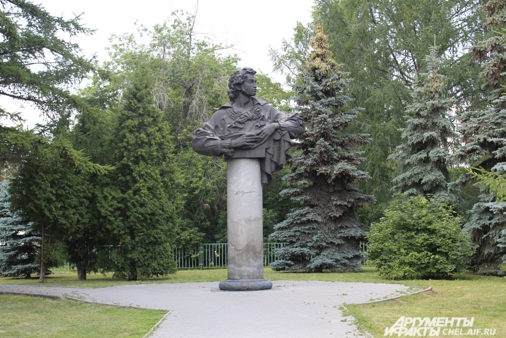 В городском саду им. А.С. Пушкина можно покормить голубей, прокатиться на лошади, а для детей работает специальный городок «У Лукоморья».