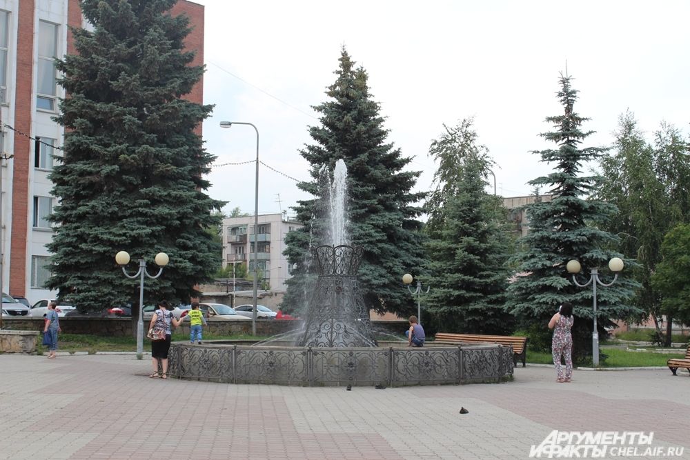 В жаркую погоду фонтан в сквере возле Кукольного театра притягивает жителей Челябинска. 