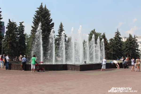 Поющий фонтан на площади Революции работает с 2014 года, и уже полюбился челябинцам. 