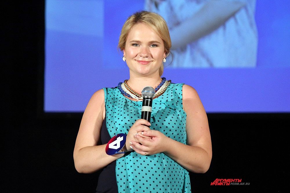 Участница под номером 4 Екатерина Котельникова рассказывает о себе в конкурсе «визитная карточка».