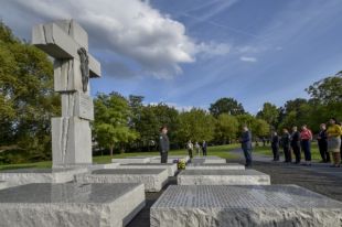Украинская делегация возле памятника жертвам Волынской трагедии 1943 года