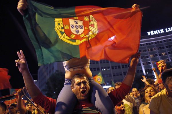 Португальские болельщики празднуют победу на Евро – 2016.