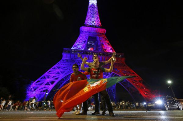 Португальские болельщики празднуют победу на Евро – 2016 в Париже.