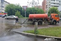 Из-за сильного ливня в городе затопило несколько улиц. 