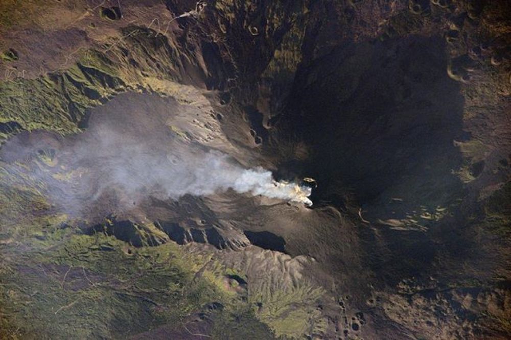 Самый высокий в Европе вулкан Этна (действующий стратовулкан, расположенный на восточном побережье Сицилии) с высоты Международной космической станции.