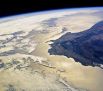 Южная оконечность Африки с высоты Международной космической станции. На фотографии виден Капский полуостров, на котором расположен мыс Доброй Надежды. Береговая линия Африканского континента здесь впервые поворачивает на восток, открывая проход из Атлантического океана в сторону Индийского. 