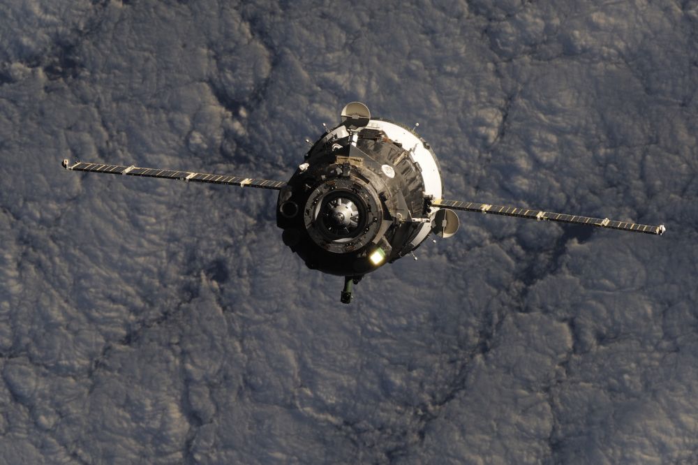 Процесс стыковки первого пилотируемого корабля новой серии «Союз МС» с Международной космической станцией. 