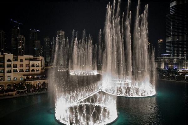 Дубайский поющий фонтан в ОАЭ