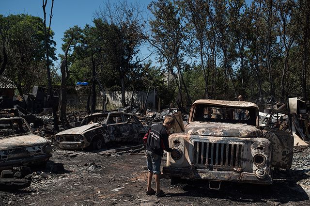 Автомобили в посёлке Лозовое выгорели после обстрела ВСУ в ночь на 5 июля.