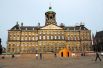 Королевский дворец в Амстердаме — один из трёх дворцов в Нидерландах, находящихся в распоряжении монарха. Действующий монарх: Виллем-Александр.